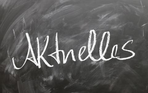 Symbolbild: Aktuelles geschrieben auf einer Tafel